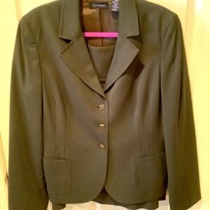 Suit 2 piece green/grayLike new beautiful suit jacket/skirt